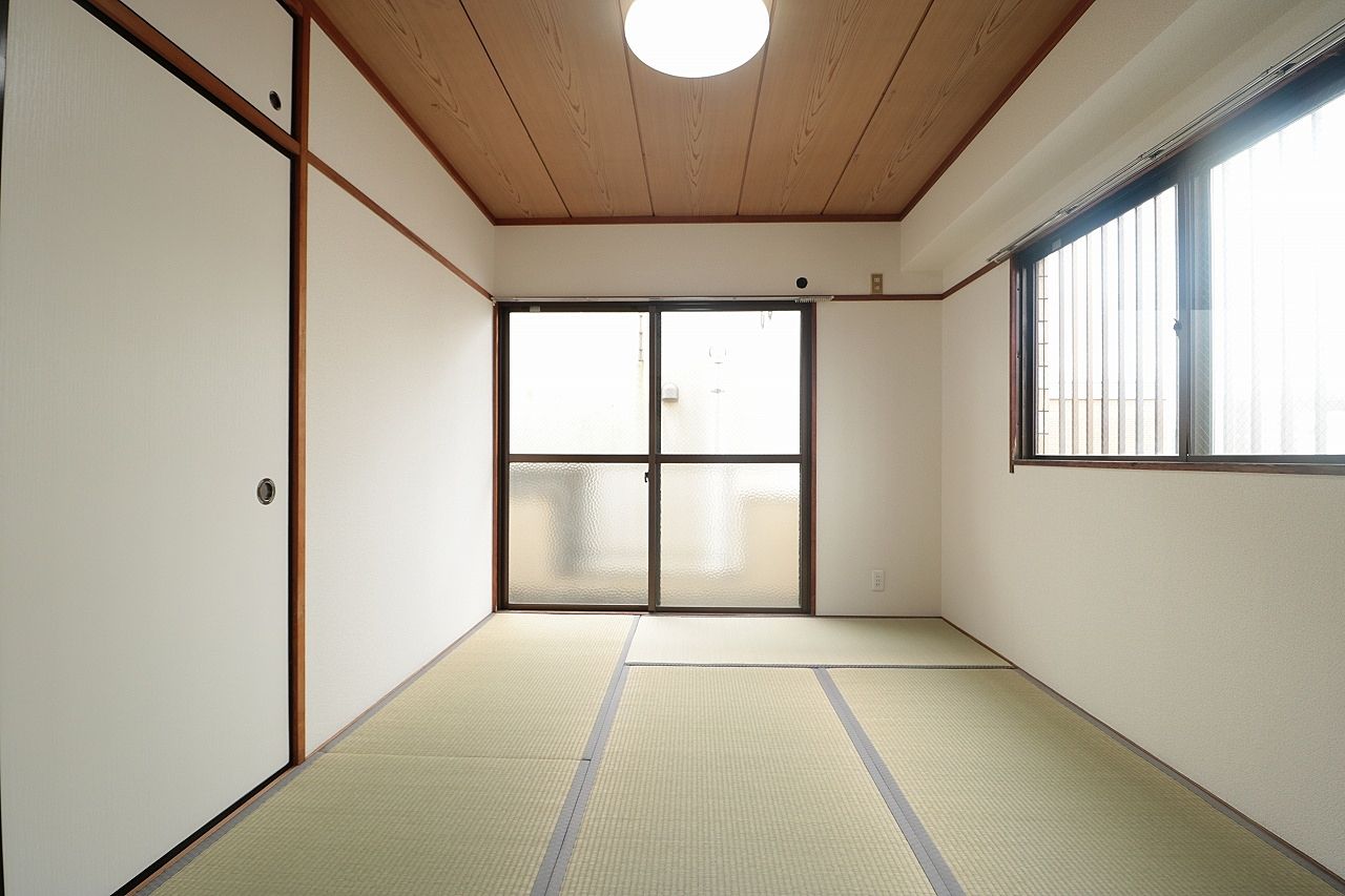 エレベータ付き、最上階の角部屋で明るい和室のお部屋です。初期費用５万円キャンペーン中！