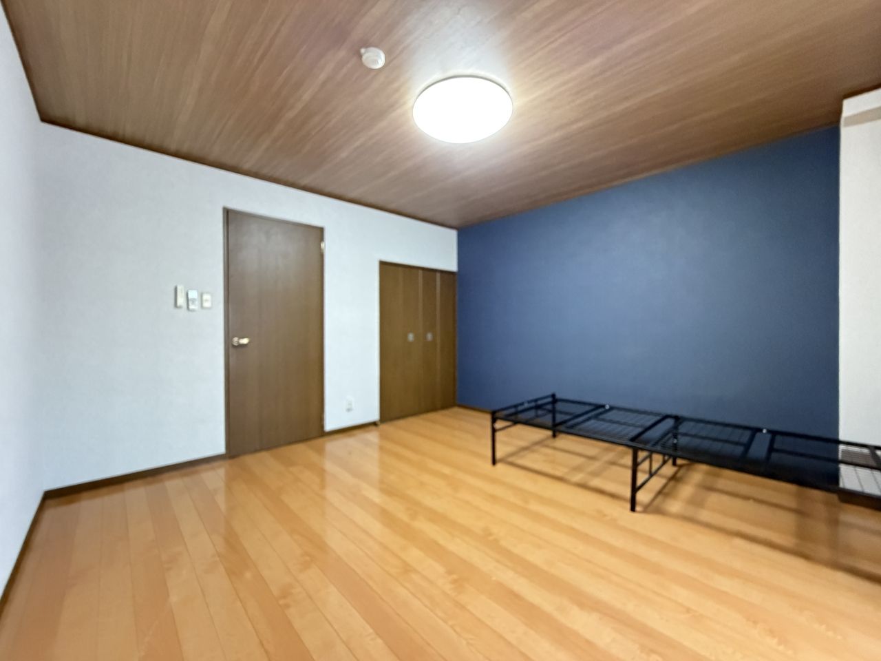広々９帖の洋室が使いやすい！ベッドだけでなくソファーもしっかり置けます。洗面台付き。インターネットも無料で使用出来ます！