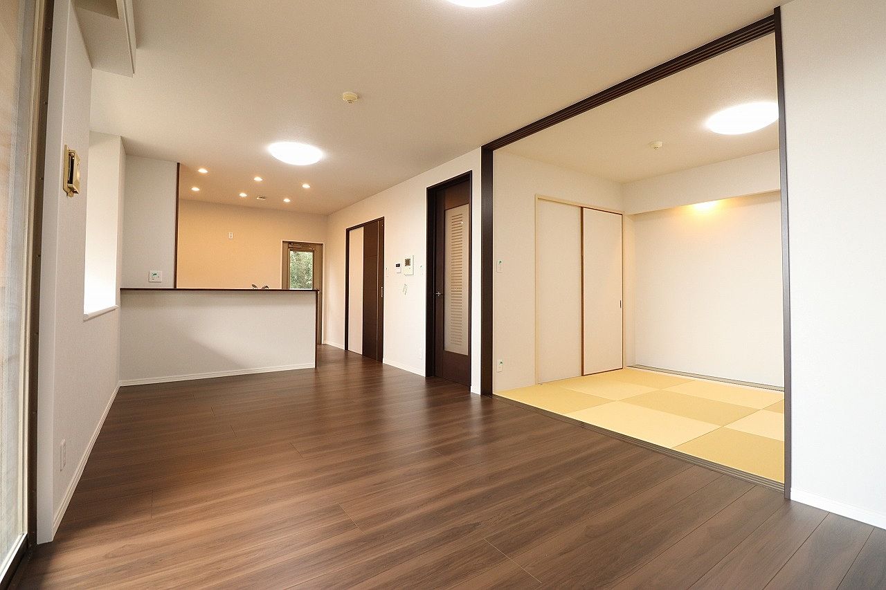 床材は、歩行時の沈み込み感に配慮したマンション用防音床材の「DAIKEN製」ハピアオトユカ45に張替え済み！ダイニングもしっかり置ける明るいリビングです。