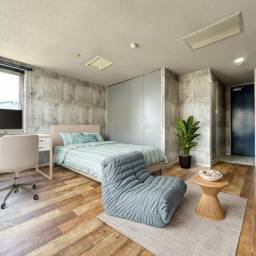 プレイヤー新屋敷 広々とした洋室11帖には大きなガラス面があり開放感があります。